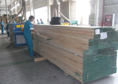 中國家具著名企業(yè)-四川全友家私有限公司-使用正啟100型號方木多片鋸干切-加工現(xiàn)場共計10臺